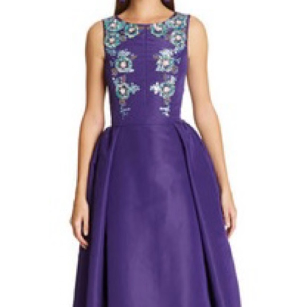 Elegant Oscar de la Renta Purple Floral Embroidered Dress
